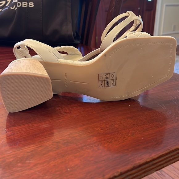 Dolce Vita Maren Ivory Sandal. Brand New! - Picture 6 of 7
